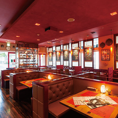 一段高くなった奥のお席は、お集りの場に最適