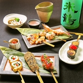 一本ずつ丁寧に焼き上げる自慢の串料理を、落ち着いた雰囲気の店内で心ゆくまでご堪能いただけます。当店は小学生以上のお子様からご入店が可能です。ご来店の際は大人の方と同様に、お子様にもお一人様につき1コース(6本から)のご注文をお願いしております。美味しい串焼きを囲みながら、素敵な時間をお過ごしください。