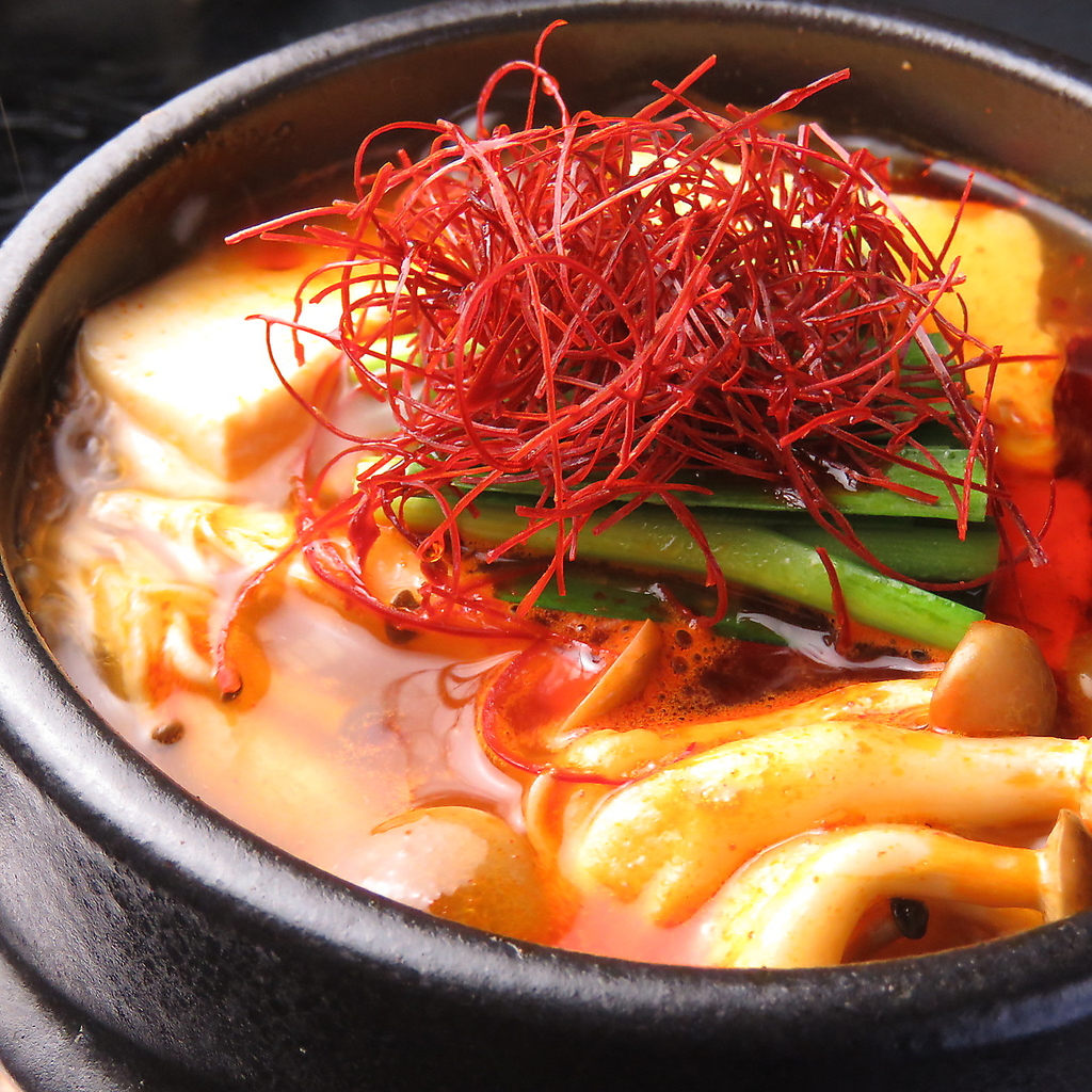 当店自慢「豚熟のスンドゥブ」は、ほろっと柔らかな豆腐に野菜がたっぷり！濃厚スープが染みわたる◎