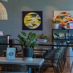 【テーブル席　2名様掛け×8席】読書や音楽、カフェメニューをお楽しみいただけるお席です。ゆったりと流れる時間の中で、特別なひとときをお過ごしください。皆様のご来店を心よりお待ちしております！