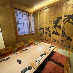 【掘りごたつ個室　6名様席×2】楽な姿勢で快適にご利用いただける掘りごたつタイプの個室席です。接待や特別なお食事に最適なお席ですのでぜひご利用ください♪