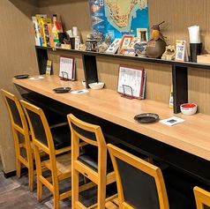 カウンター全24席ございます。渋谷区宇田川町にあり、仕事帰り・友人に食事兼用で飲みに来られるサラリーマンの方のご利用が多いです。ランチは定食でご提供。ガッツリ食べたい方に人気です。歓迎会・送別会・新年会でのご利用も可能。クーポン利用でお得になるので一次会・二次会にご利用ください。