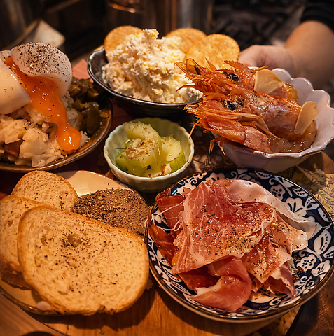 小皿料理と刺身とパスタ◎土日祝前日24時間営業の大衆洋酒場　昼飲み◎宴会や貸切も◎