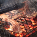 分厚い豚ステーキを網の上で１枚ずつ丁寧に炭火焼にすることで、遠赤外線効果によりジューシーで柔らかく、香ばしさも加わって、美味しい豚肉を一層引き立てています！
