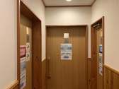 トイレは女性用2か所、共用個室1部屋、男性用1部屋ございます