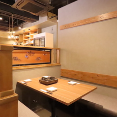 ゆったりとしたテーブル席もご用意しております。三方囲まれている空間で、ゆっくり名古屋飯をお楽しみください♪