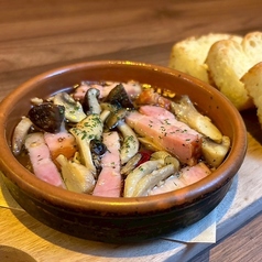 ベーコンとキノコのアヒージョ