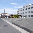 広々とした専用駐車場を完備しておりますので、お車でのご来店も大歓迎です！大人数でのご宴会や店舗貸切の際にも、皆様で乗り合わせてスムーズにご利用いただけます