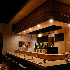利酒師が厳選した全国の日本酒を日本酒バーカウンターでお愉しみ頂けます。