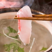 【豊洲直送海鮮食べ放題!】豊洲から仕入れる新鮮海鮮も食べ放題!毎日市場から直送される、とれたての新鮮な魚介類をふんだんに使用。旬の味覚を思う存分お楽しみいただけます。口にした瞬間、広がる磯の香りと、とろけるような食感はまさに格別です。