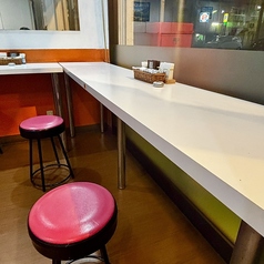 お一人様でも気軽に利用できるカウンター席。ランチやサク飲みにも最適で、料理を待つ時間も心地よく過ごせます。