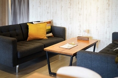 ゆったりと過ごせるソファ席