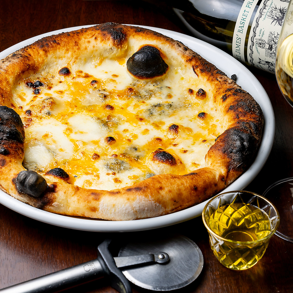 本格ピザはリーズナブルに990円～ご用意！！当店のクワトロフォルマッジは特に自信あり♪♪