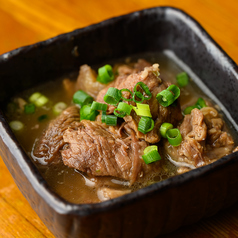 じっくり煮込んだ自慢の牛すじ煮♪トロトロでやわらかいお肉の旨味が口いっぱいに広がる至福のひと品です◎の写真