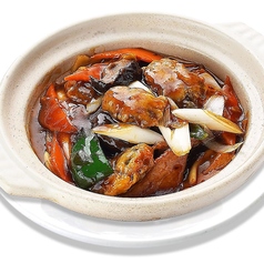 カキと揚げ豆腐の土鍋煮込み