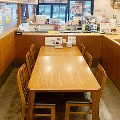 ご友人とのお食事や各種宴会におすすめ。ゆったりお過ごしいただけるテーブル席です。