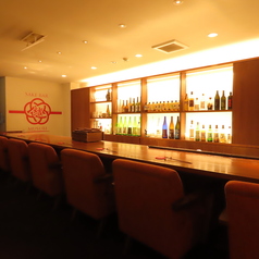 カウンター席は、特別な雰囲気を持つ場所です。一人での静かなひとときや、友人との親密な会話にも最適。目の前で料理が仕上がる様子を楽しみながら、シェフとの距離感も魅力の一つ。居心地の良い空間で、心温まる時間を過ごせます。少人数でも気軽に訪れやすく、リフレッシュにぴったりの場所です。ぜひお越しください。