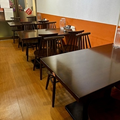 使い勝手の良いテーブル席は、少人数の飲み会や仕事帰りのお食事にもぴったり。居心地の良さが自慢です。