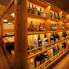 ずらりと並ぶ全国各地の日本酒の数々がお出迎え！