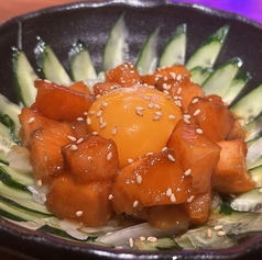 サーモンユッケ