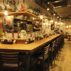 お一人様でも気軽にご利用いただけるカウンター席です。サク飲みや遅い時間帯のお食事など、ご自身のペースでゆっくりとお過ごしいただけます。