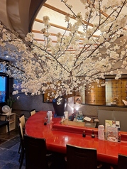 当店こだわりの朱色のカウンター。