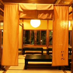 【本店 1階】上がり口。夜はお席から静かな円山公園の風情が感じられます。