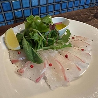 真鯛のカルパッチョや旬の海鮮を使用した一品が魅力