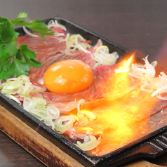 卵ごと炙る!とろりとした黄身と薄切りのお肉を絡めてどうぞ 【炙りユッケ】