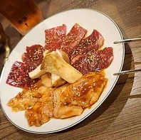 旬の味わいを堪能できる贅沢なお肉とキノコの盛り合わせ
