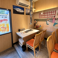 落ち着いた雰囲気の店内で、本場仕込みの串焼きや一品料理をゆっくりお楽しみいただけます。各テーブルには焼き台を設置しており、焼きたて熱々の串焼きを味わえるのも魅力。お酒に合う料理も豊富にご用意しておりますので、ご友人とのお食事や各種宴会にもぜひご利用ください。
