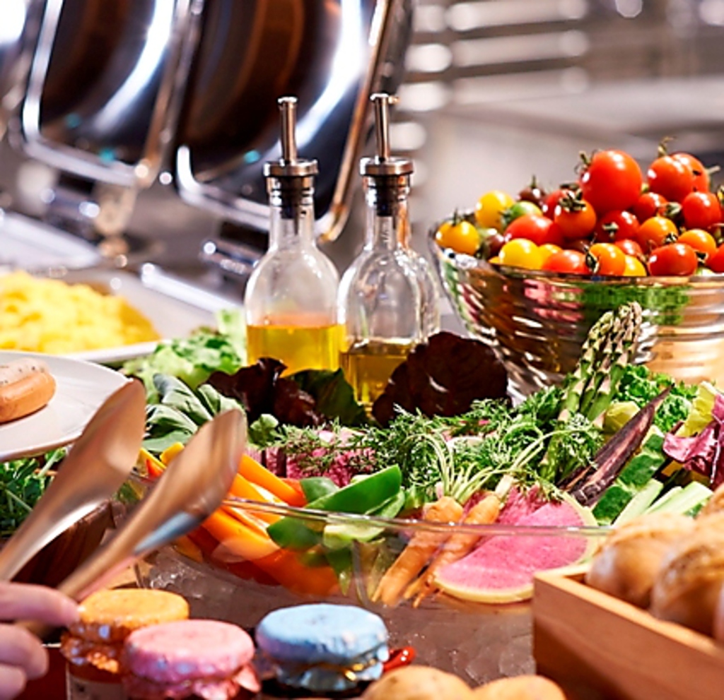 朝食は色とりどりのビタミンカラーで元気が出そう！日替わりスムージーもいかがですか？