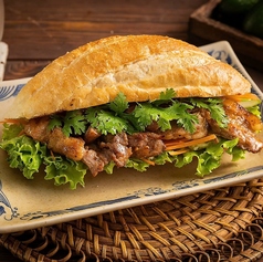 バインミーハノイ（短めのバゲットにたっぷりの具材が詰まったベトナムのパン料理）の写真