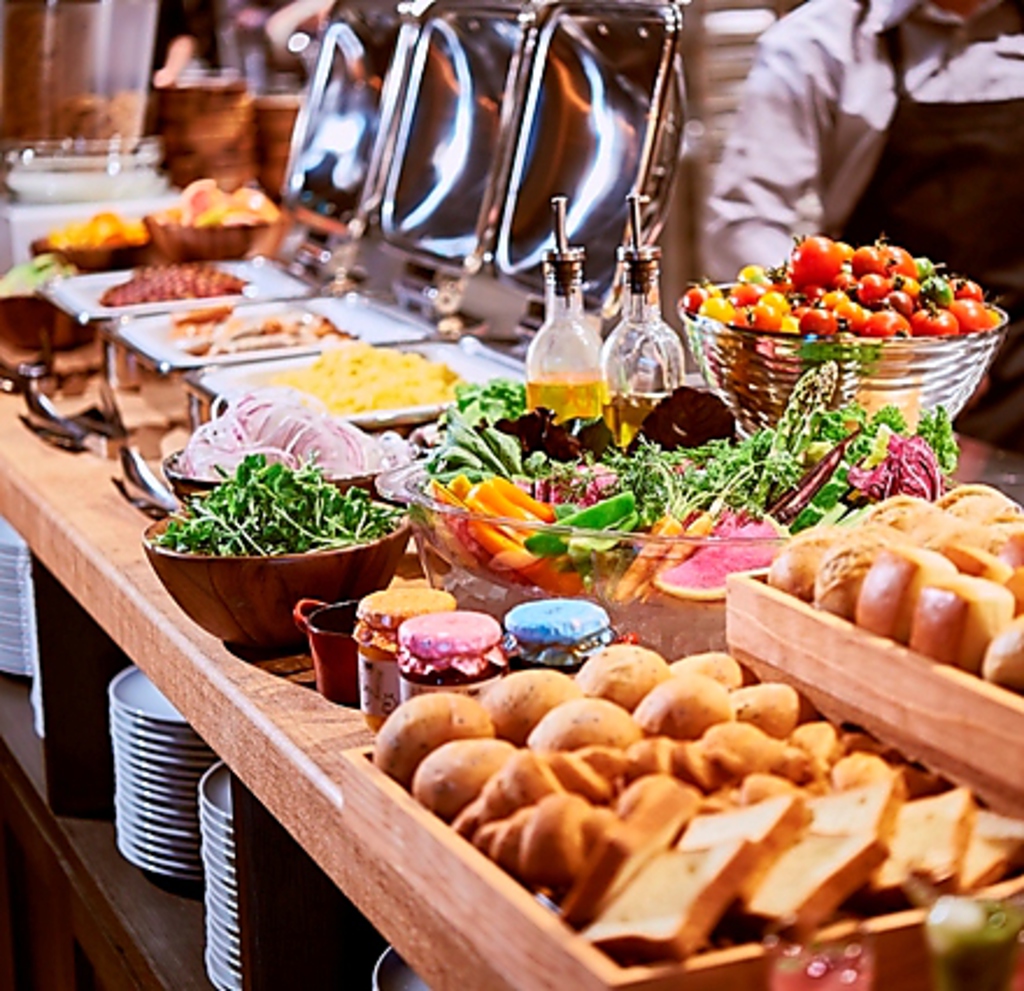 朝食のパンは天然酵母を使ったもちもち食感！こだわりの白米も、もちろん食べ放題！