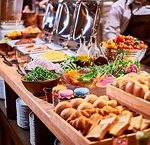 朝食のパンは天然酵母を使ったもちもち食感！こだわりの白米も、もちろん食べ放題！