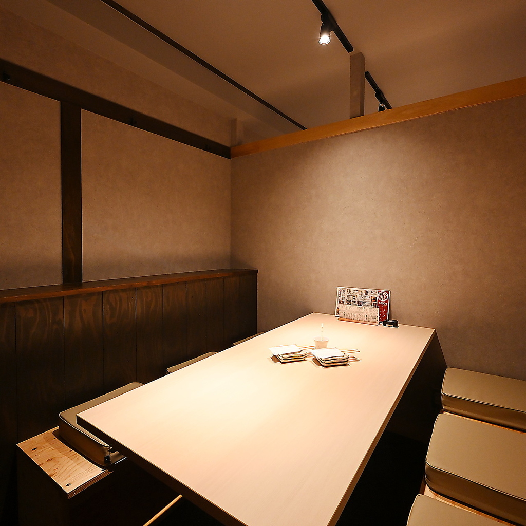 店内は木のぬくもりあふれる和モダン空間。6名様までご利用いただける完全個室もご用意しております
