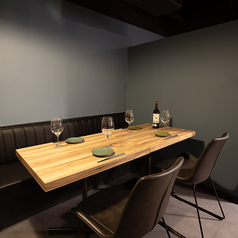 広めのテーブル席でゆったりとおくつろぎください！