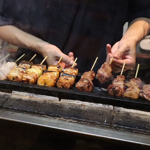 徳島県産地鶏阿波尾鶏を使用し、土佐備長炭で贅沢に焼く。本格焼き鳥をアラカルトで。