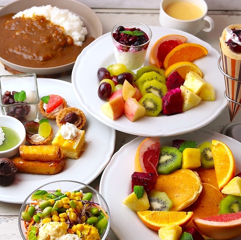 店内はまるで花園！フルーツたっぷりスイーツが魅惑のビュッフェとアフタヌーンが人気