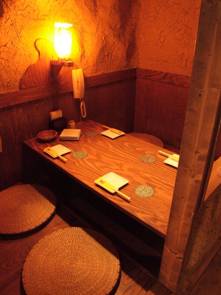 友達との飲み会に…4名で使える少人数向けの個室も多数ご用意しております。