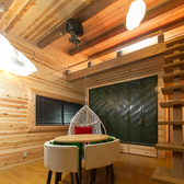 【完全個室完備】　こちらはログハウスをイメージした個室！どこか子供心をくすぐる仕掛けが施されています♪