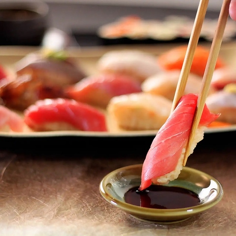 産地直送鮮魚と赤シャリの鮨　自家製そば　日本酒お楽しみください