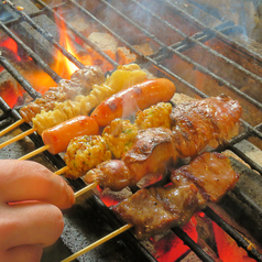 備長炭で焼き上げる焼き鳥も絶品!