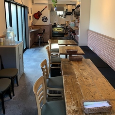 繋げることで最大８名様ほどでご利用いただけるテーブル席です。ご予約はお電話にてお願いさせていただいておりますため、細かいご要望などございましたらご予約の際に是非お気軽にご相談ください