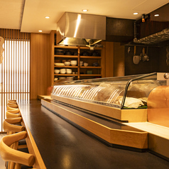 鮮度抜群の食材を入れたショーケース♪目でも美味しいカウンター席です！