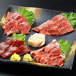 熊本県産の新鮮な馬肉使用「特選生馬刺し」は当店にお越しの際は是非お召し上がりいただきたい一品！