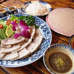 柔らか煮豚と緑野菜のライスペーパー巻き (Heo Luoc Cuon Banh Trang)