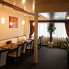 2Fのテーブル席は、大人数のグループやパーティーにも柔軟に対応できる開放的な空間です。バリの民芸品やエキゾチックなアートが壁一面に飾られ、まるで現地の高級ラウンジにいるような贅沢な気分を味わえます。貸切での利用も承っており、華やかなダンスショーを鑑賞しながら、仲間と思い出に残る時間を過ごすのに最適◎