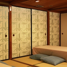 【本店 2階】：10名様までの個室として、また、仕切りを外して40名様までのご宴会にも利用可能です。襖には伝統工芸「京唐紙」を使用しております。※個室の場合は利用料10％要。