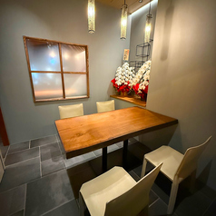 4名様用のVIP個室別途ルームチャージ4,400円（１室）がかかります